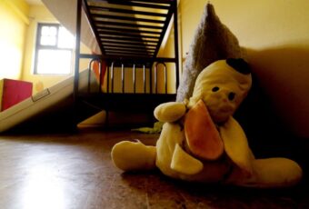 Vicepresidenta de la Asociación Nacional de Magistradas y Magistrados fue denunciada por desaparecer pruebas de la tortura a una niña en un hogar colaborador del Sename